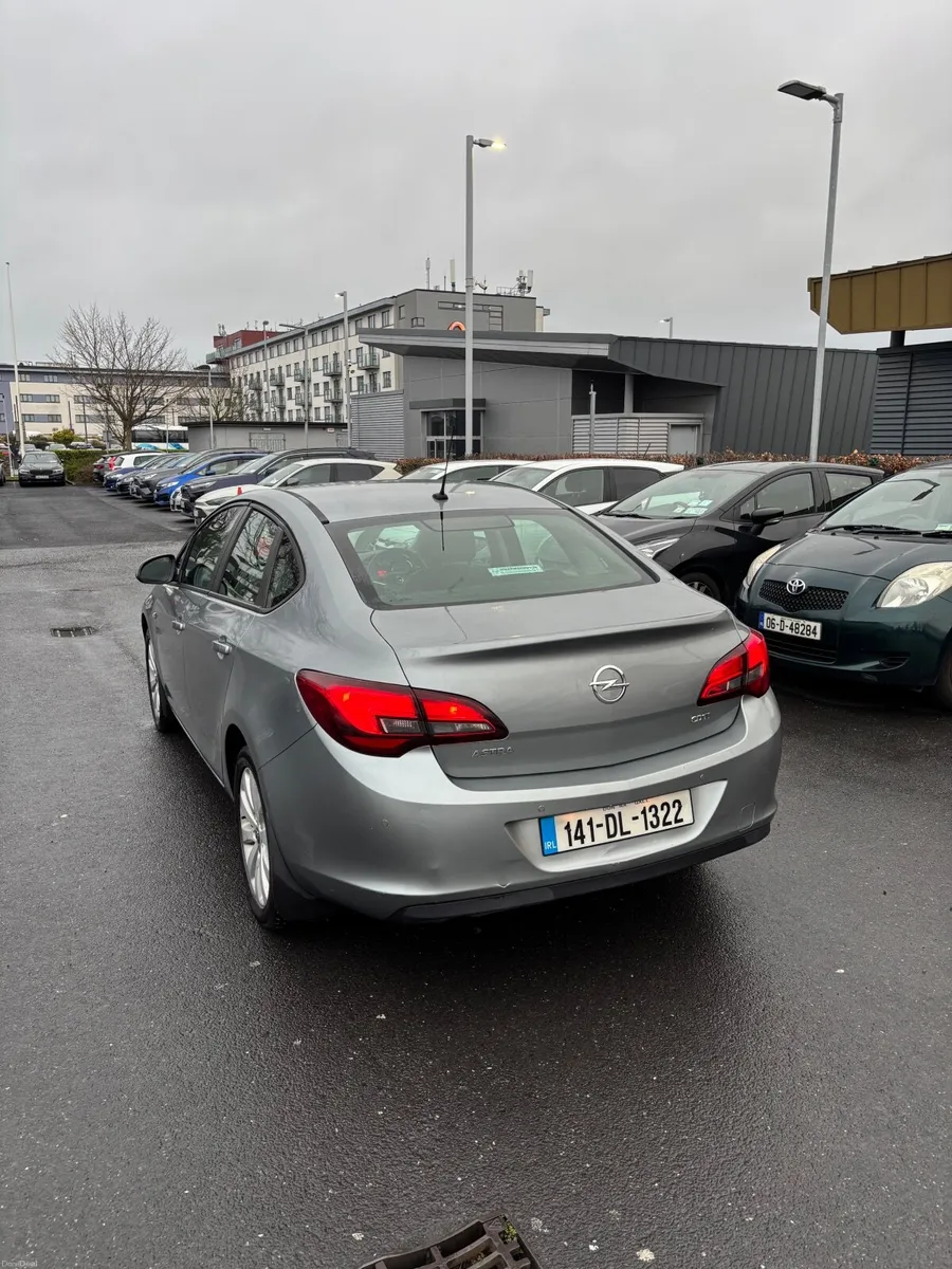 Opel Astra 2014 - Image 2
