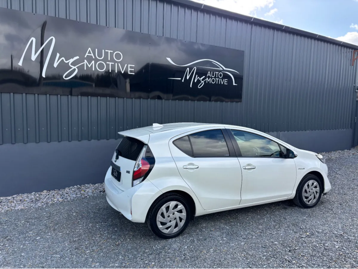 Toyota Aqua //HYBRID //191D56796 - Image 3