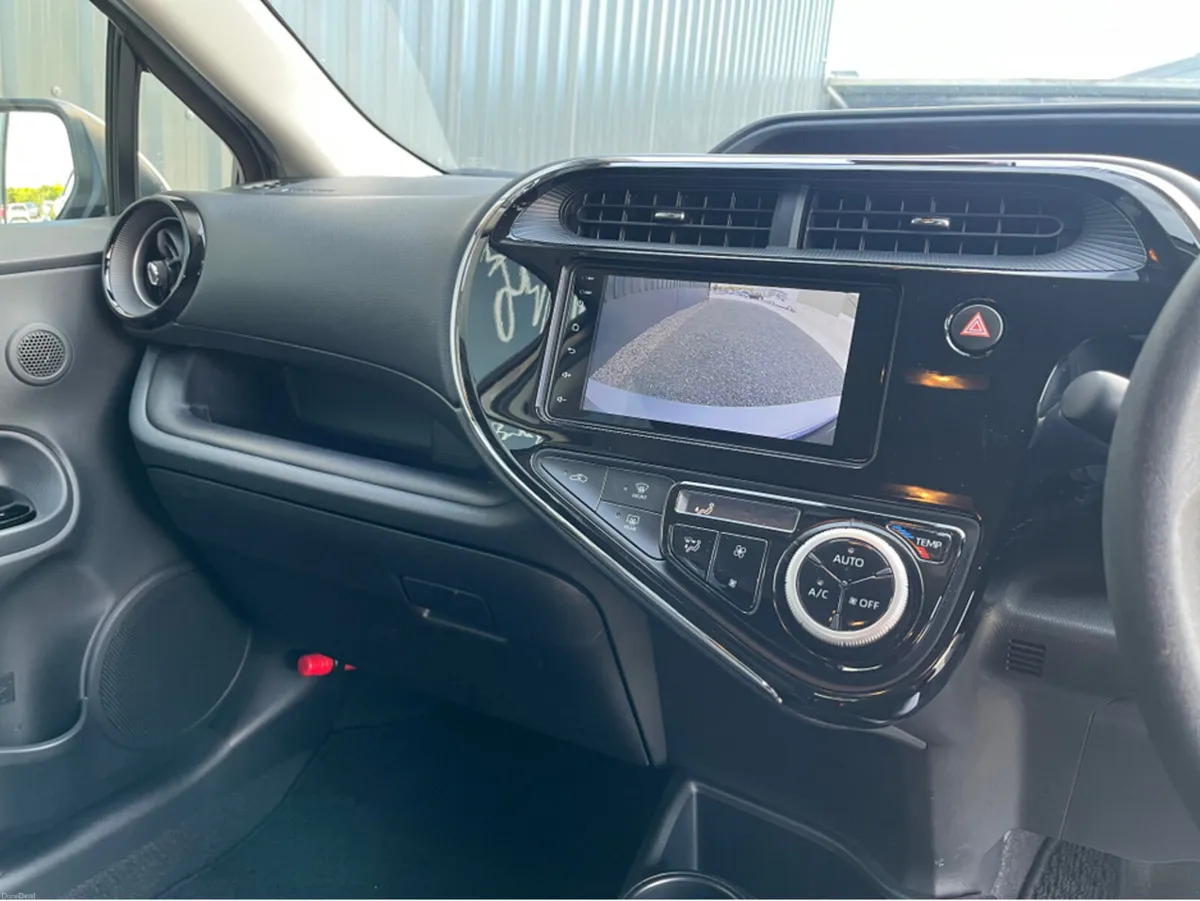 Toyota Aqua //HYBRID//202 D 27616 - Image 4