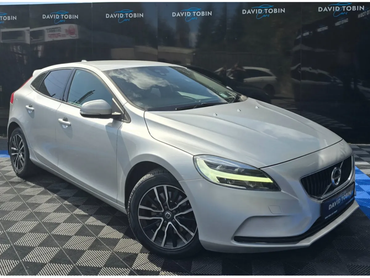 Volvo V40 D3 MOMENTUM EDITION 5DR - Image 1