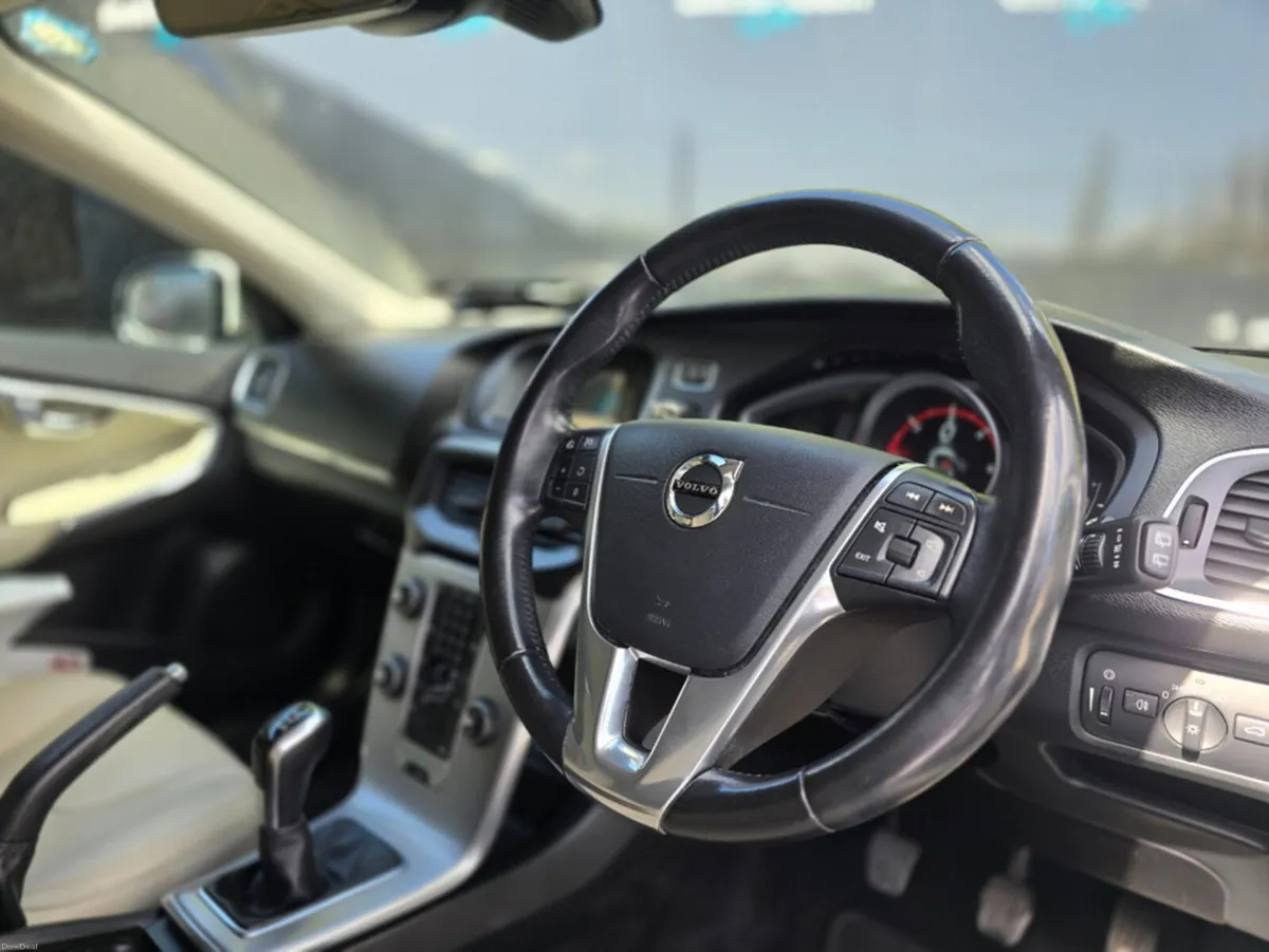 Volvo V40 D3 MOMENTUM EDITION 5DR - Image 2
