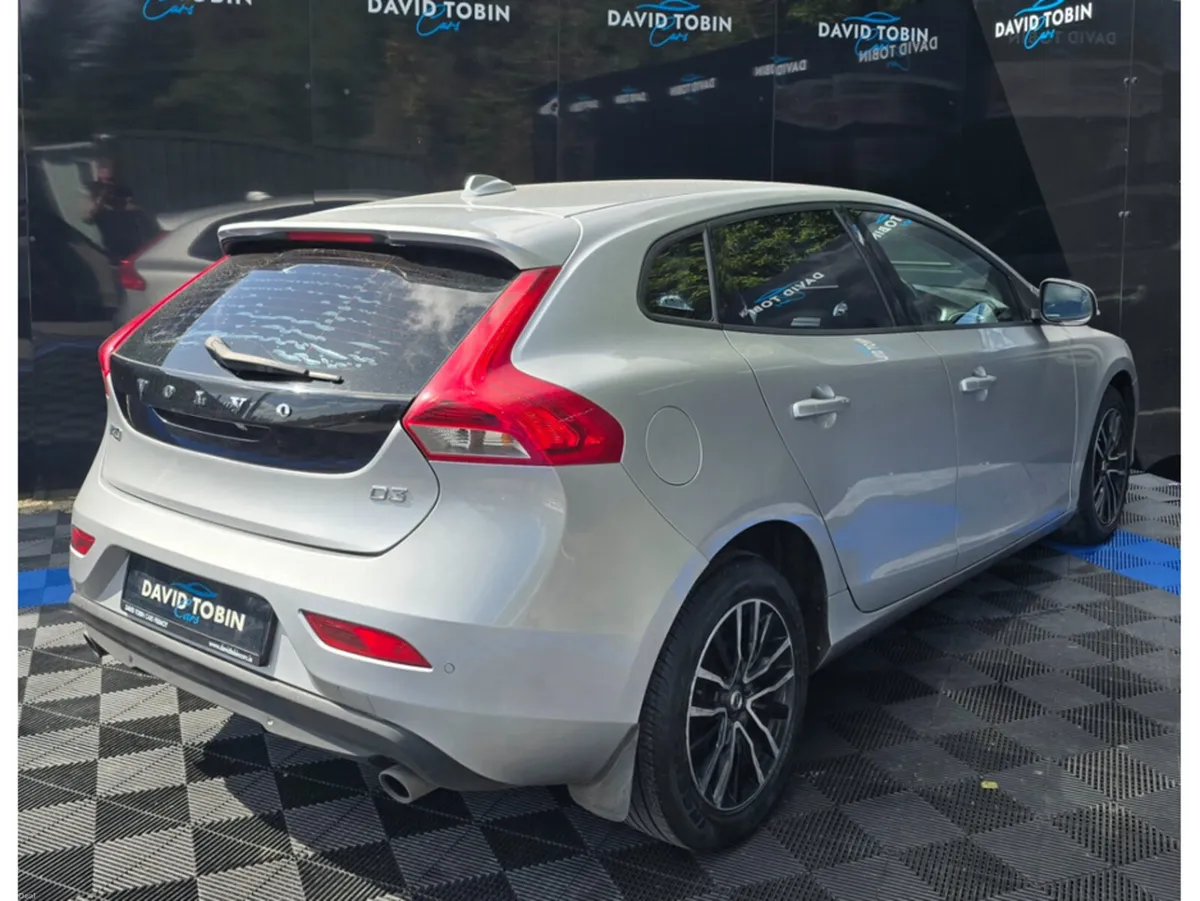 Volvo V40 D3 MOMENTUM EDITION 5DR - Image 3