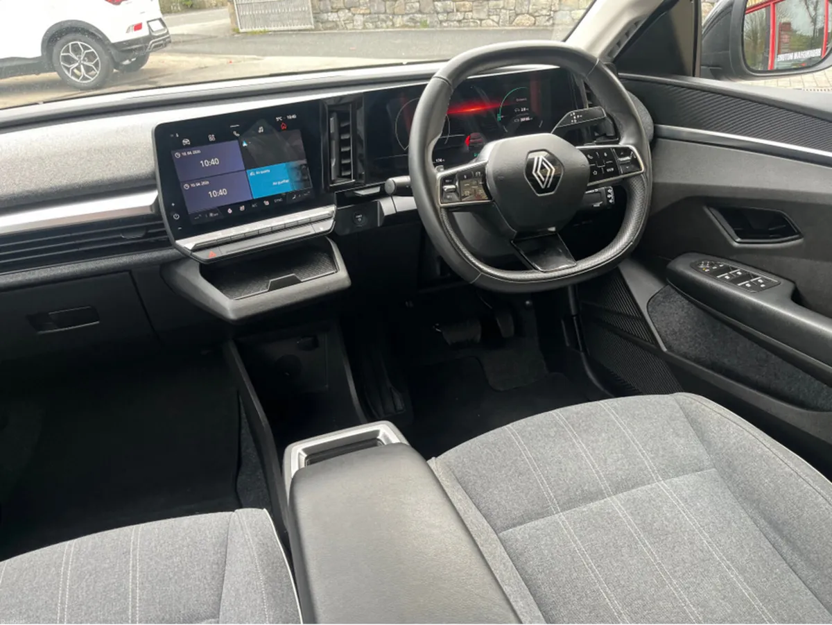 Renault Megane E-Tech EQUILIBRE EV - Image 2