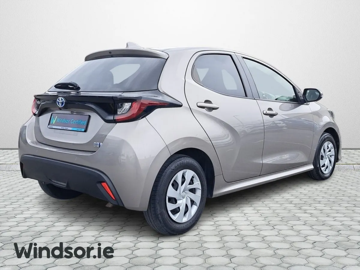 Toyota Yaris HYBRID AUTO X - Image 2