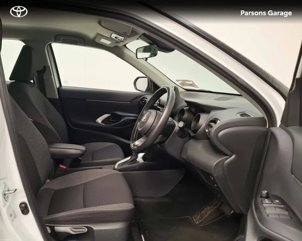 Toyota Yaris Cross 1.5 Petrol Hybrid Luna Automati - Image 6