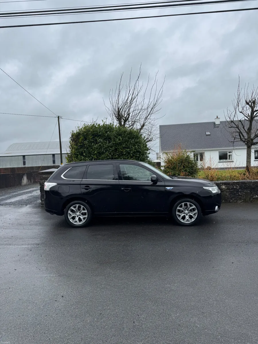 Mitsubishi Outlander 2014 hybrid - Image 2