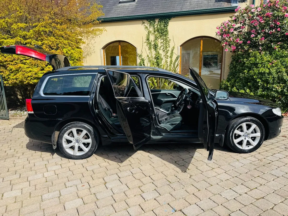 2016 Mdl Volvo V70 D3 SE LUX 1 Owner NI LOW VRT - Image 3