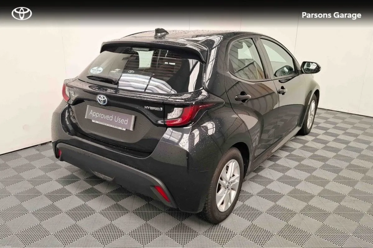 Toyota Yaris 1.5 HYBRID LUNA 4DR AUTO - Image 2