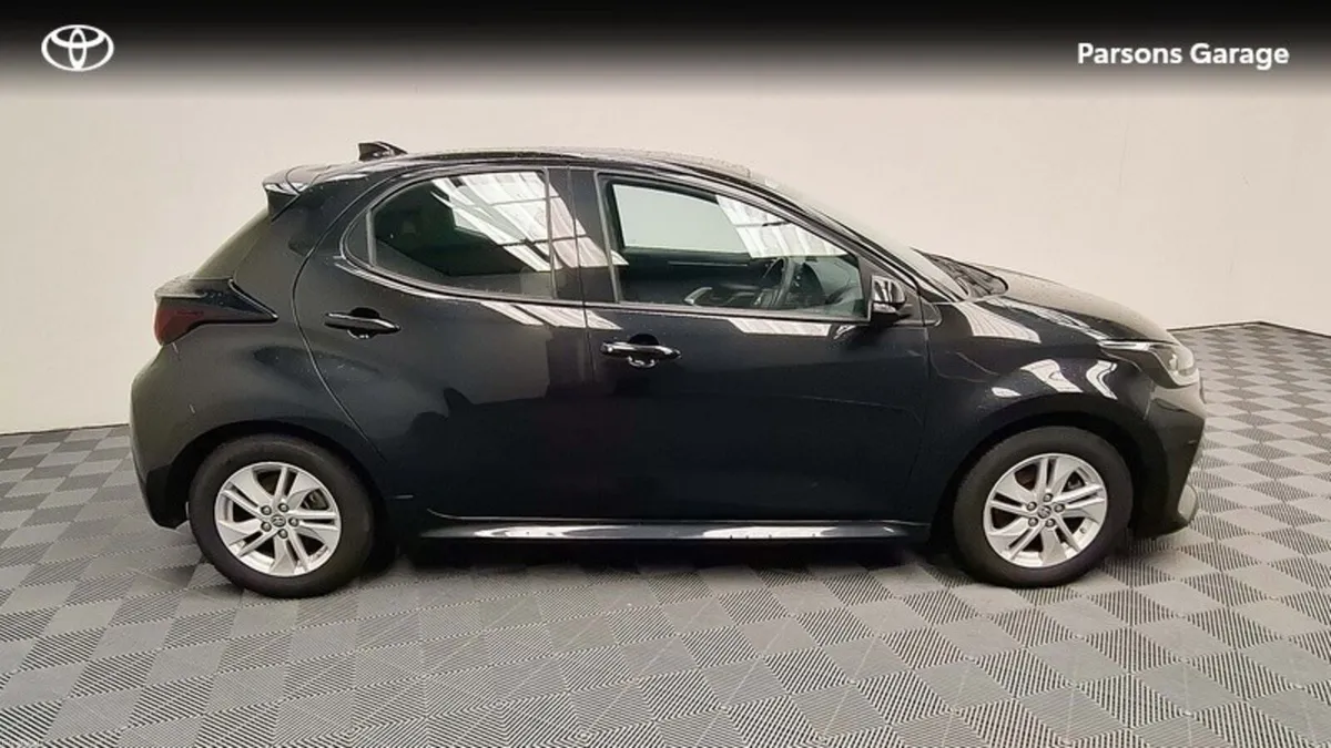 Toyota Yaris 1.5 HYBRID LUNA 4DR AUTO - Image 3