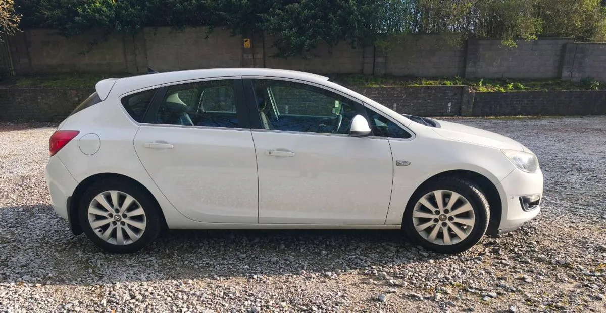 VAUXHALL ASTRA N.S.T january 2027 - Image 4