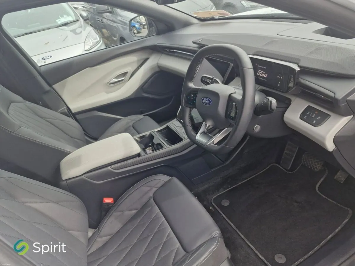 Ford Explorer Premium 77kWh Extended Range/driver - Image 4