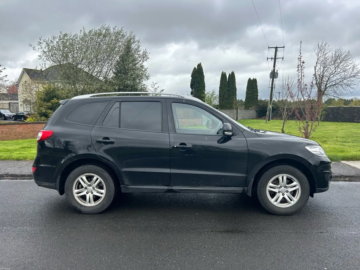 2011 Hyundai Sante Fe 7 seater *low mileage* - Image 4