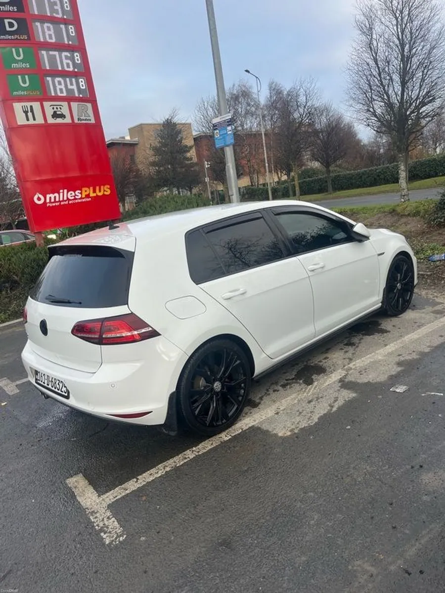2016 Volkswagen Golf - Image 2