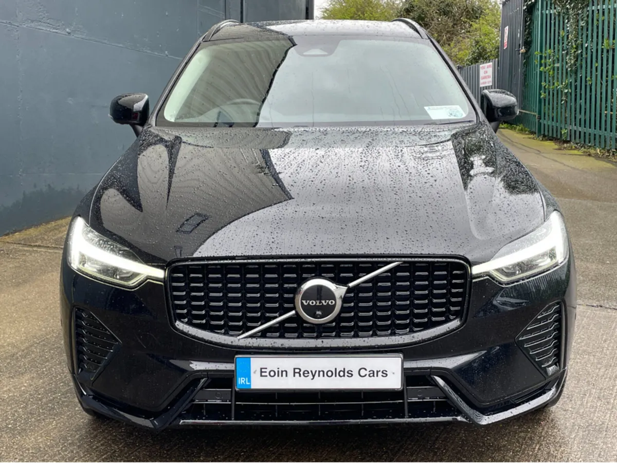 Volvo XC60 B4 PLUS DARK 5DR DIESEL AUTO - Image 3