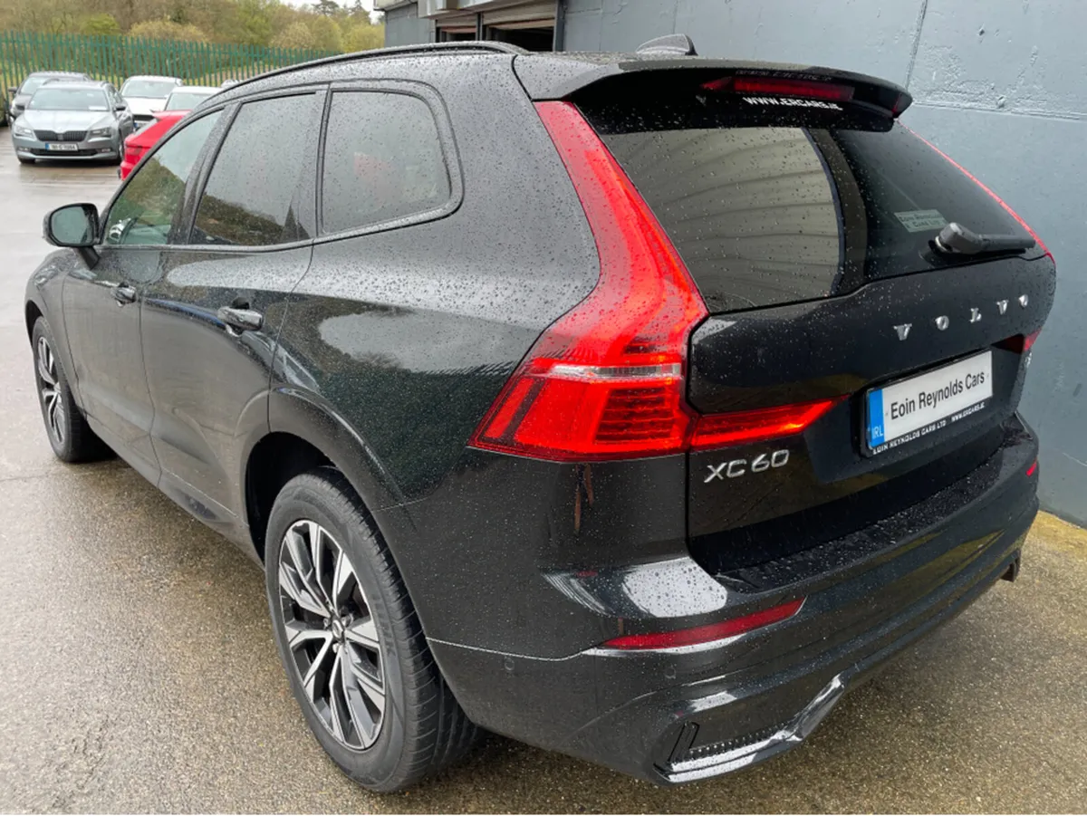 Volvo XC60 B4 PLUS DARK 5DR DIESEL AUTO - Image 4