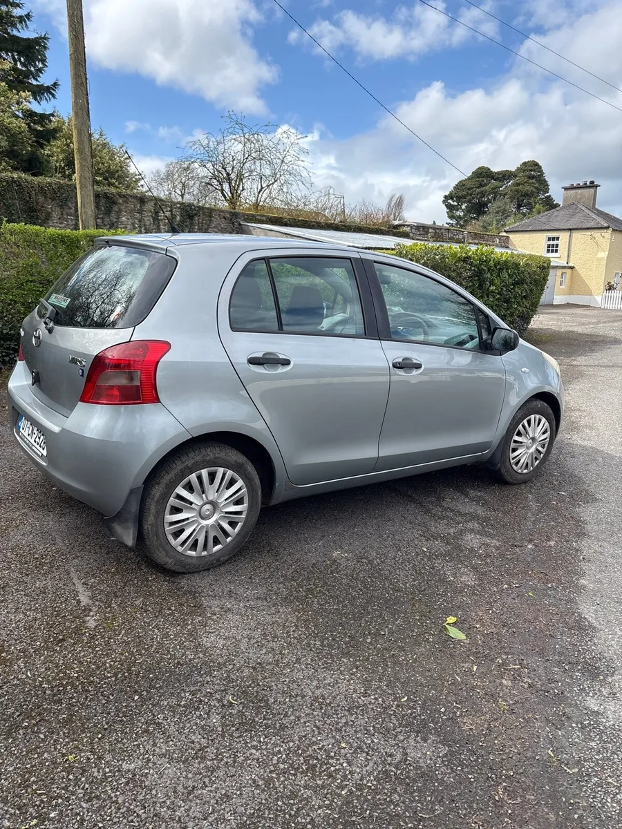 TOYOTA YARIS 1L IN GREAT CONDITION - Image 2