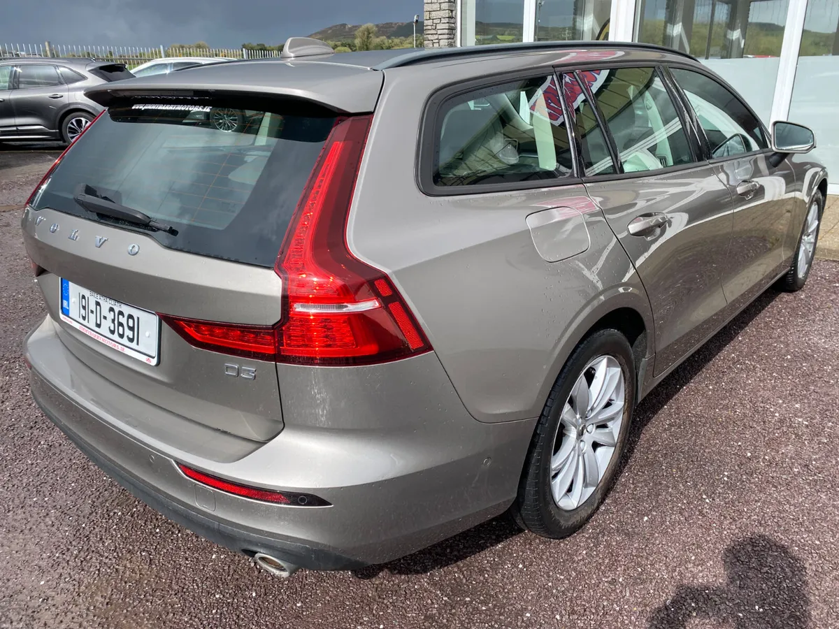 2019 Volvo V60 D3 MOMENTUM 5DR - Image 4