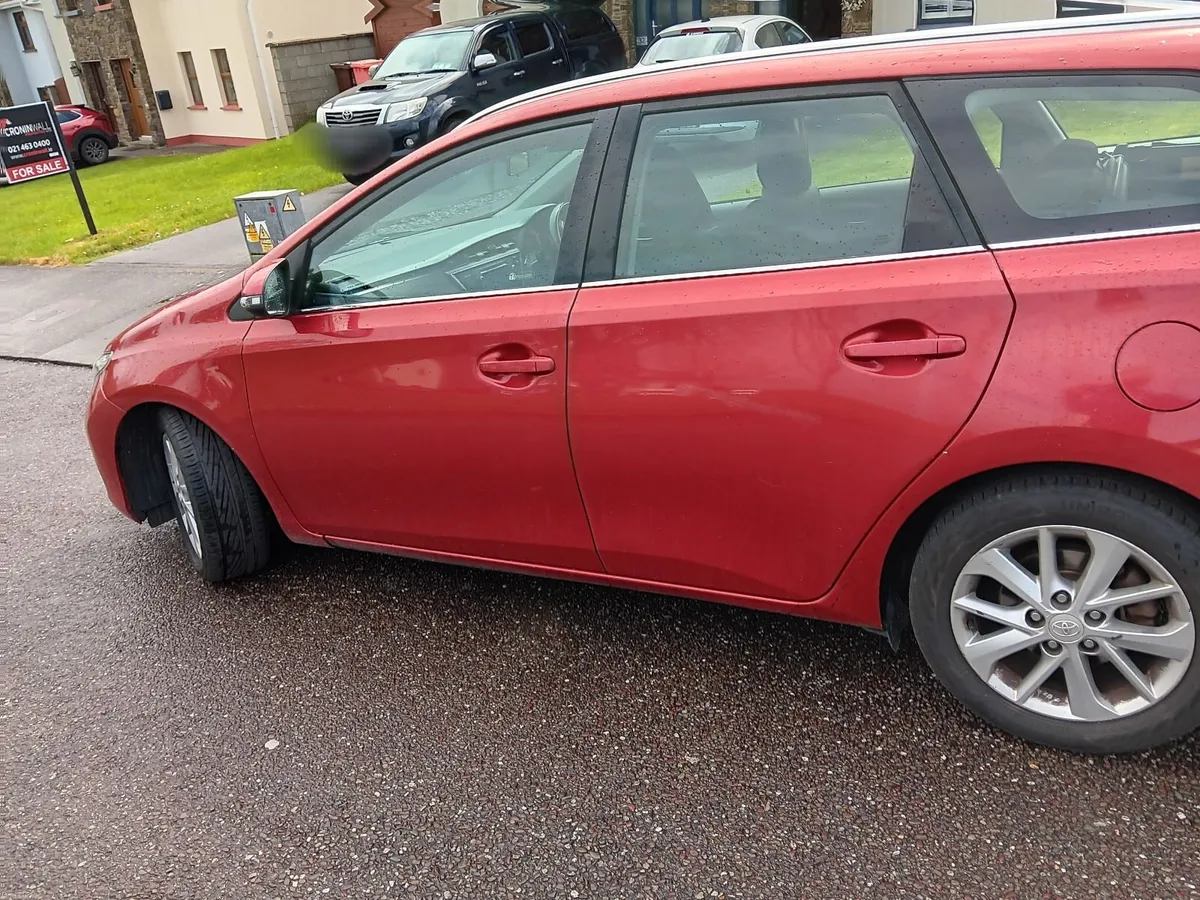 Toyota Auris 2014 - Image 2