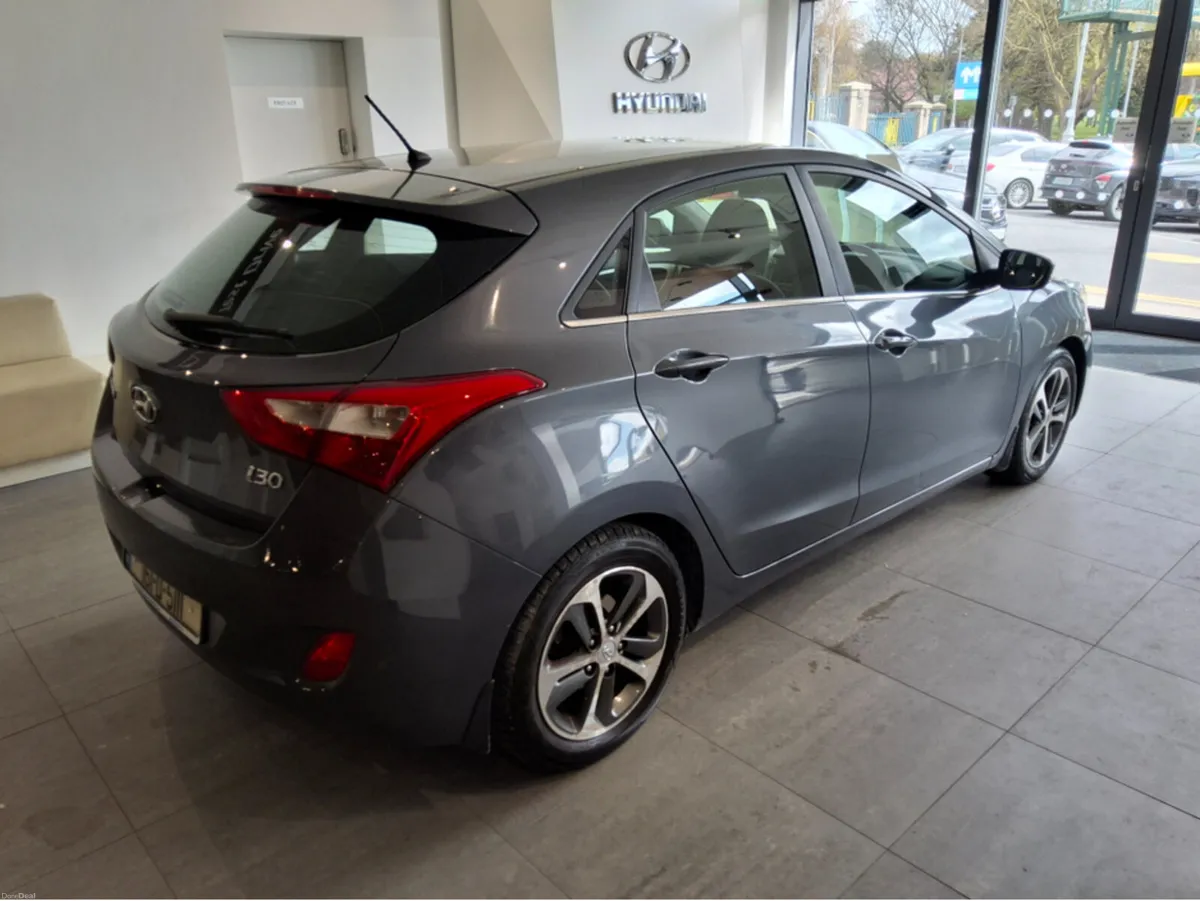 Hyundai i30 DELUXE - Image 2
