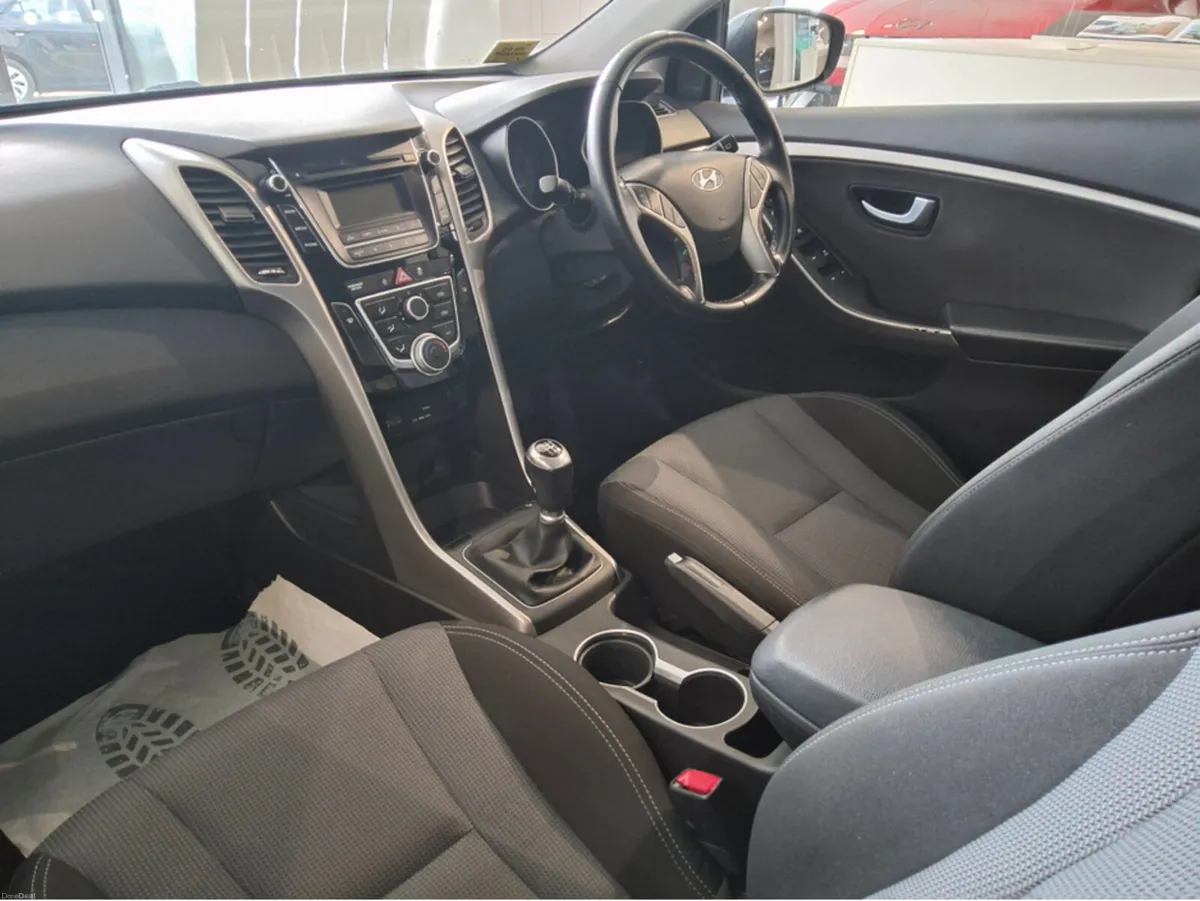 Hyundai i30 DELUXE - Image 4