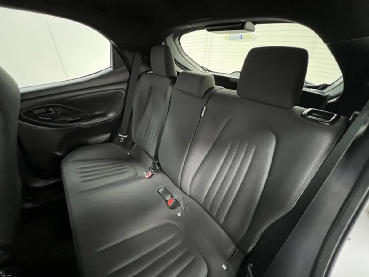 Toyota Yaris 1.5 HYBRID X Automatic, Reversing cam - Image 4