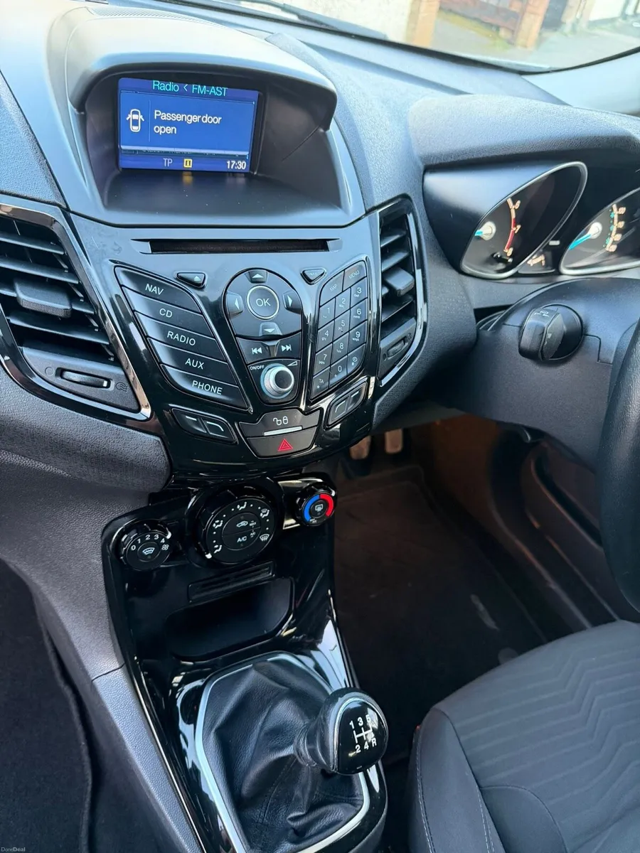 2016 Ford fiesta - Image 3