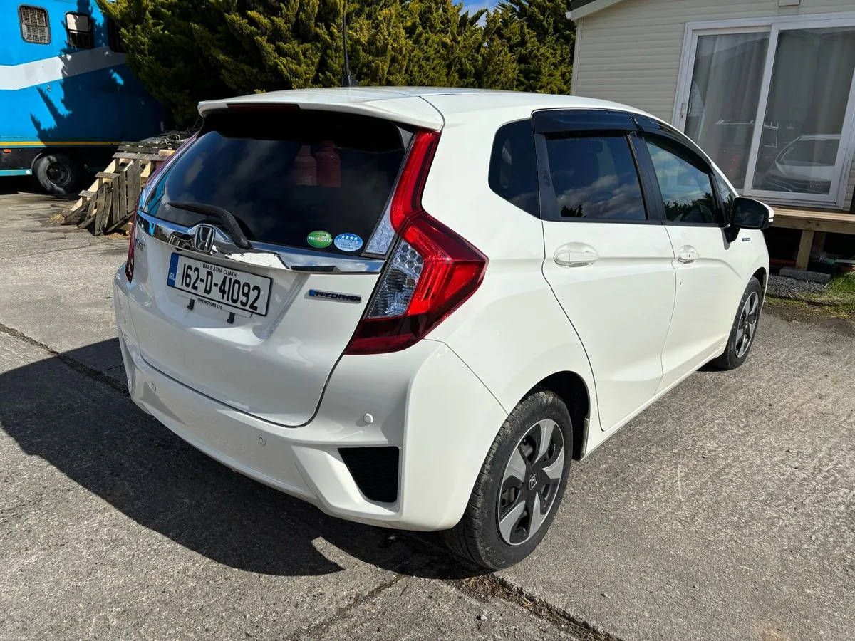 Honda Fit 2016 Hybrid - Image 4