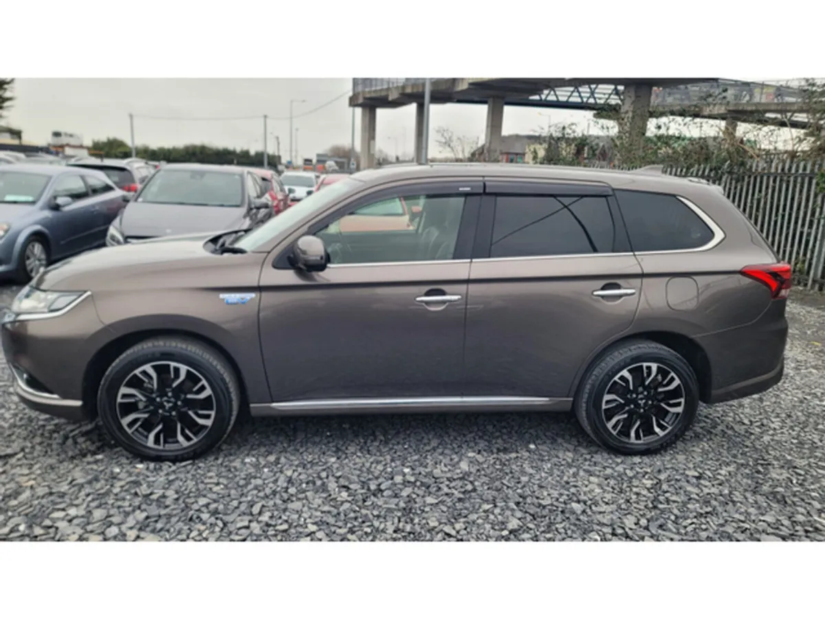 Mitsubishi Outlander 2.0L Automatic Petrol Plug-IN - Image 4