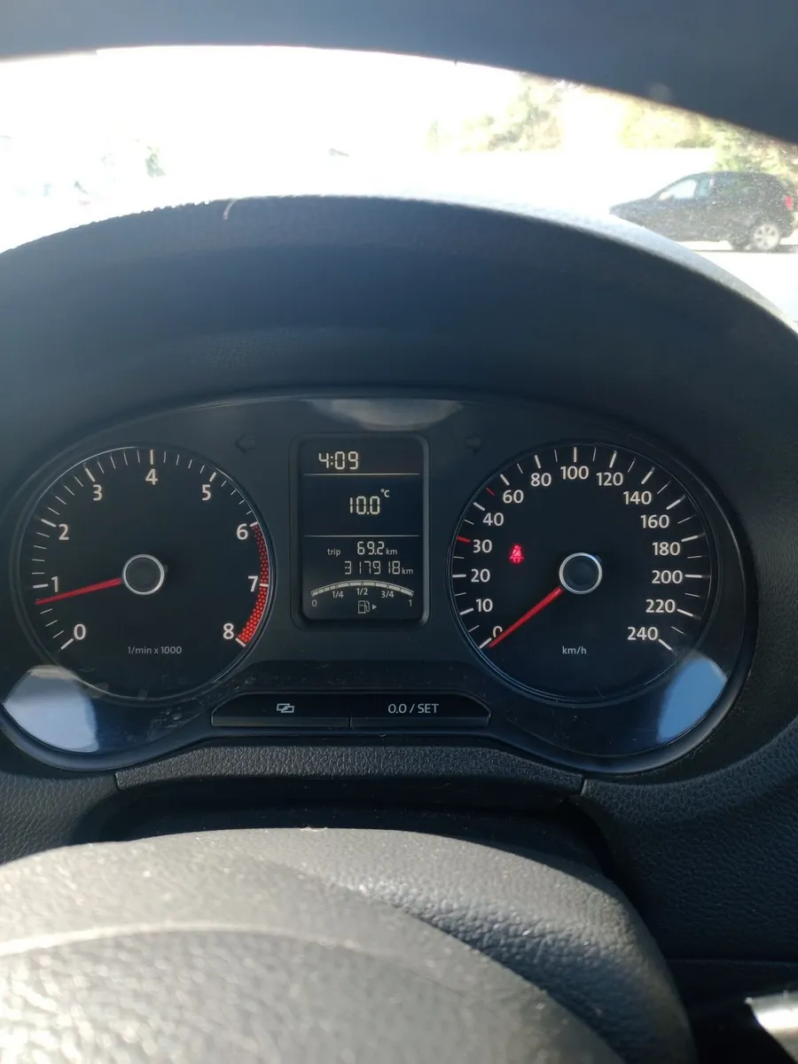 Volkswagen Polo 2011 - Image 2