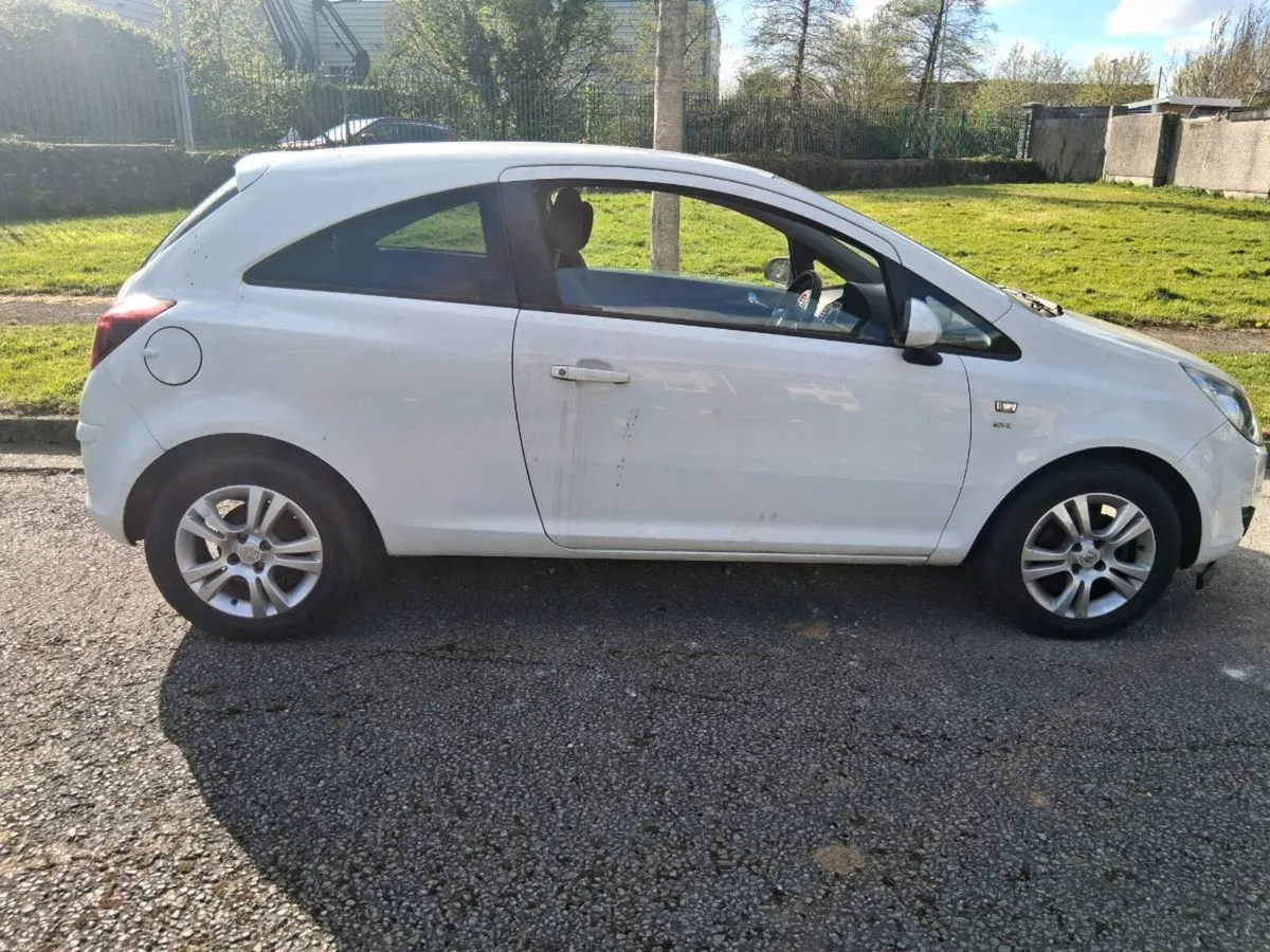 2010 corsa no nct and needs work sold as seen - Image 1