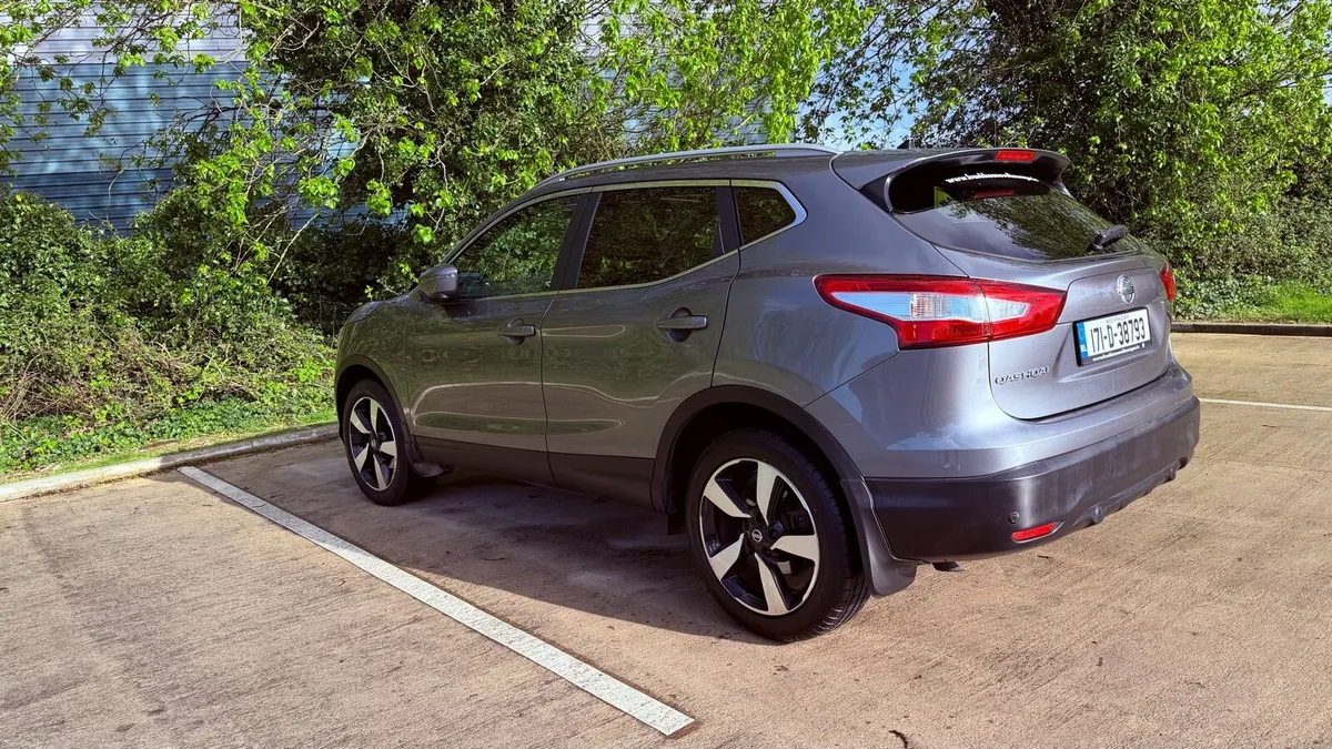 Nissan Qashqai 1.2 SV CVT Premium 17 4DR AUT, 2017 - Image 2