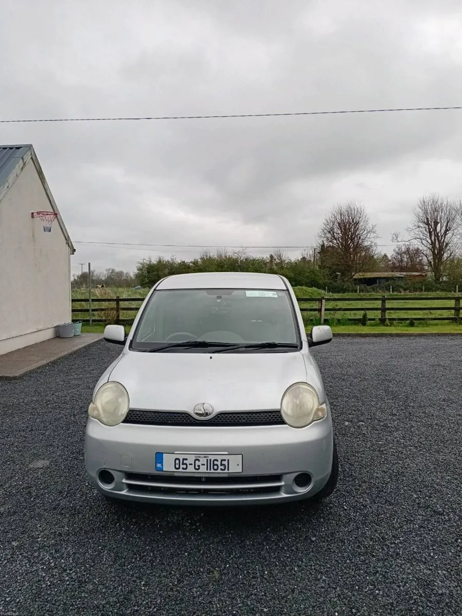 2005 Toyota Sienta - Image 2