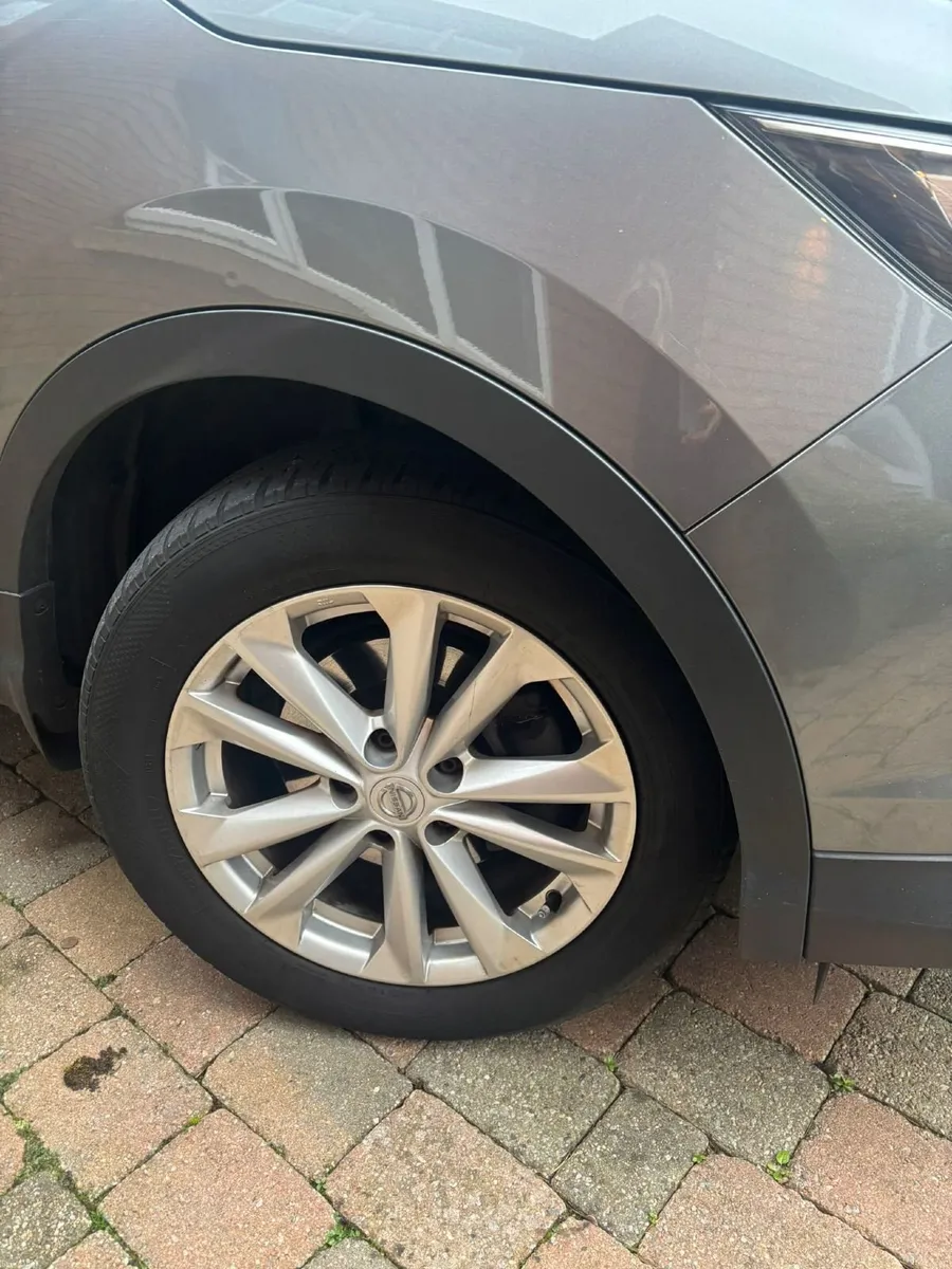 Nissan Qashqai 2017 (Pan Roof, NCT, Tax) - Image 4
