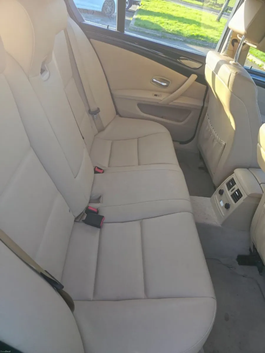 BMW 5-Series 2009 - Image 2