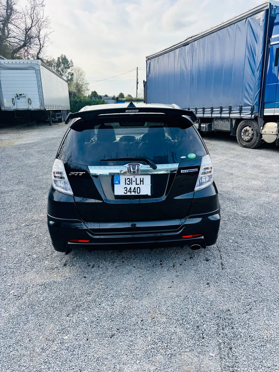 Honda Fit Hybrid Automatic - Image 3