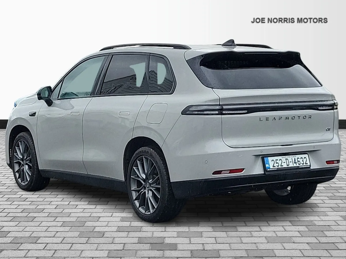 Leapmotor C10 DESIGN REEV 5DR AUTO HYBRID 985 KM R - Image 3
