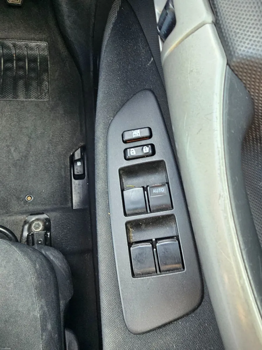 Toyota Auris 2008 - Image 2