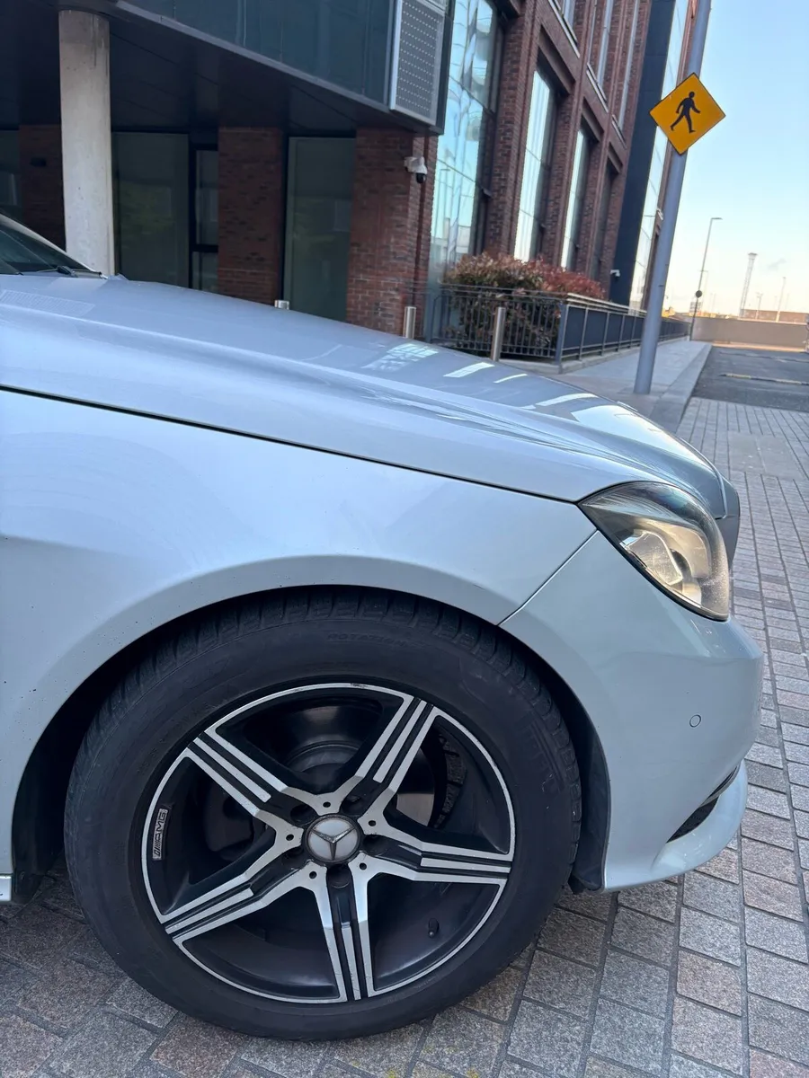 Mercedes E220 SE Automatic - Image 2