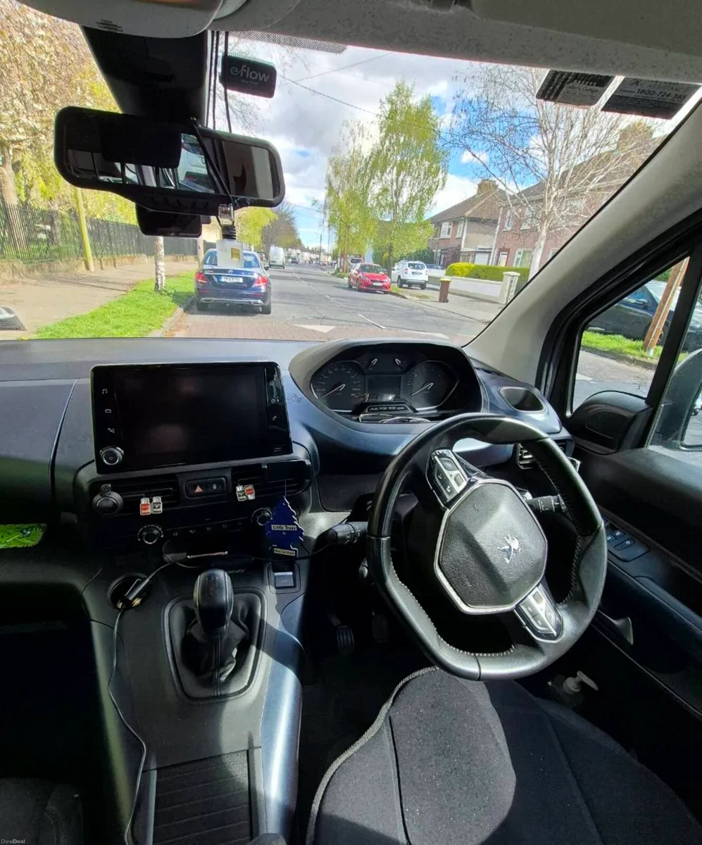 Taxi wheelchair accessible - Image 4