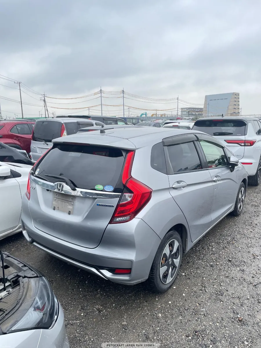 182 Honda Fit Hybrid immaculate condition - Image 4