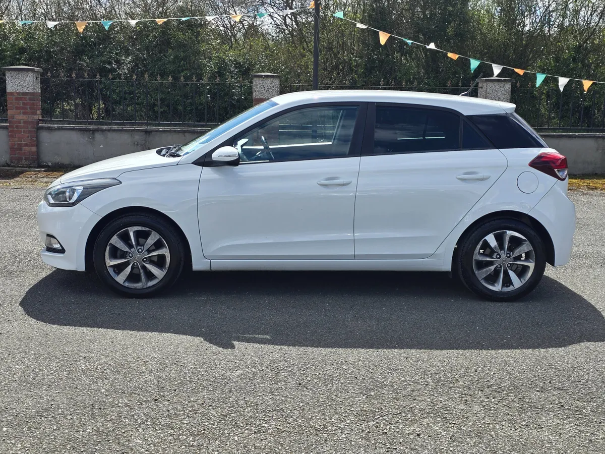 Hyundai i20 DELUXE - Image 4