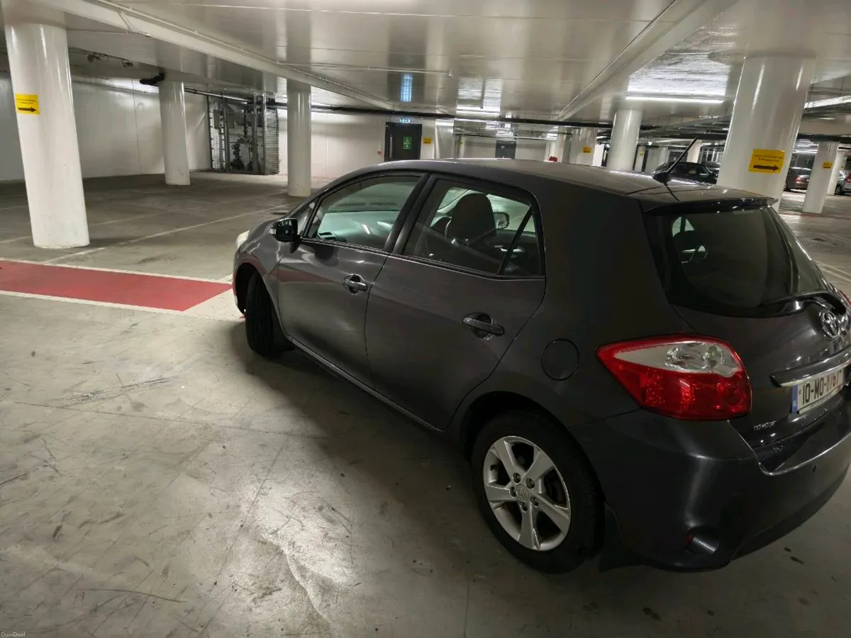 Toyota auris very low km - Image 3