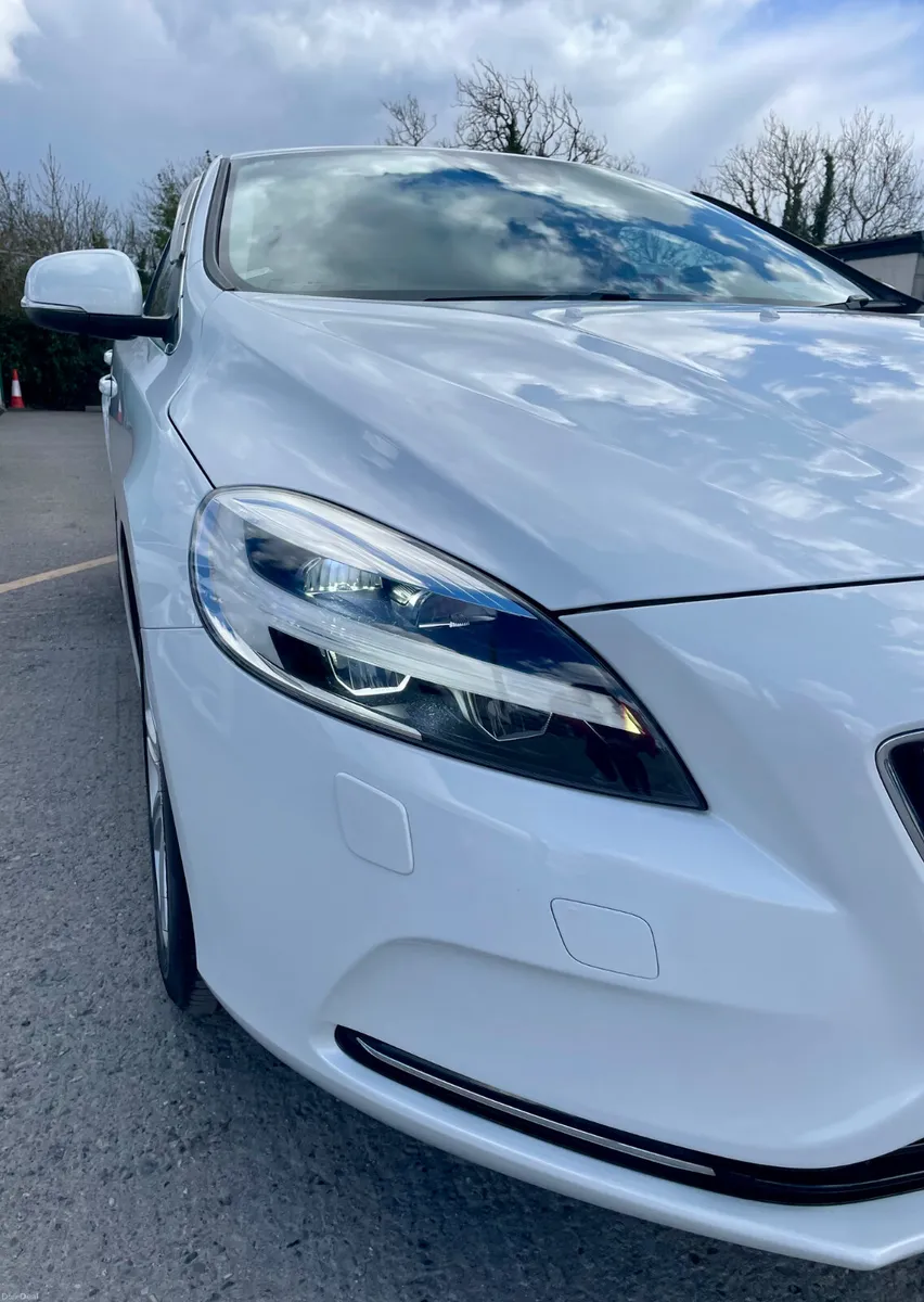 VOLVO V40 2018 R-DESIGN 2.0, DIESEL - Image 4