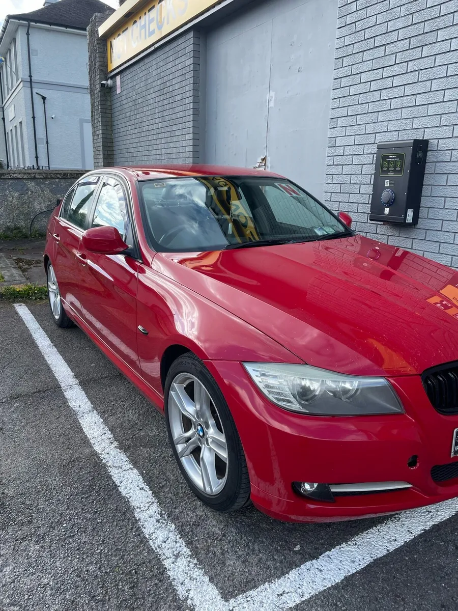 BMW E90 2011 - Image 1