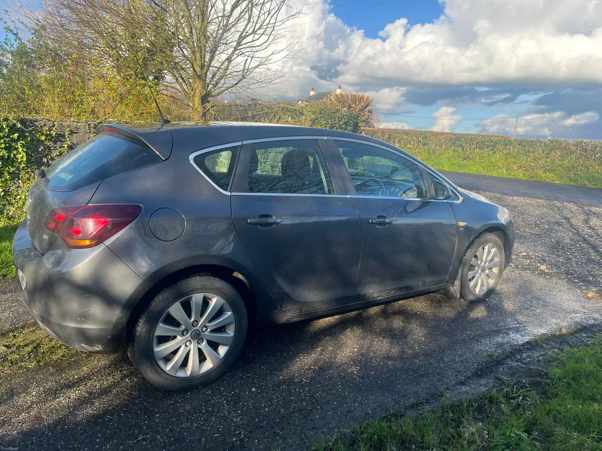 Opel Astra 2011 - Image 2