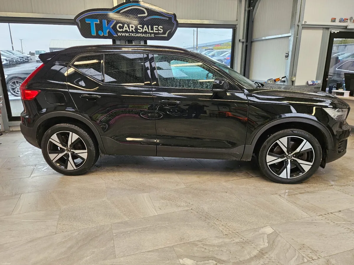 22 VOLVO  XC40 INSCRIPTION HYBRID - Image 2