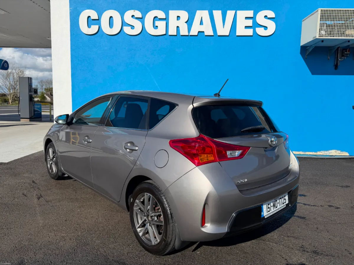 Toyota Auris Petrol 1.33 5DR SOL * HEATED SEATS / - Image 4