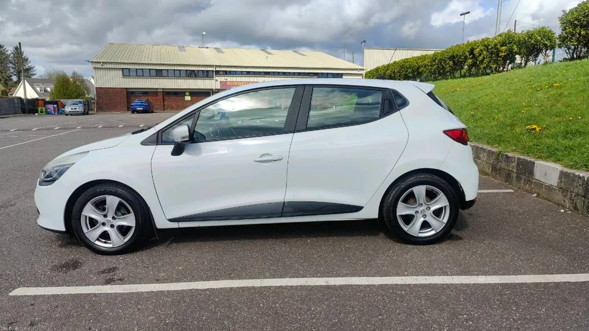 2015 Renault Clio IV 1.2 Petrol Ideal Starter Car - Image 4