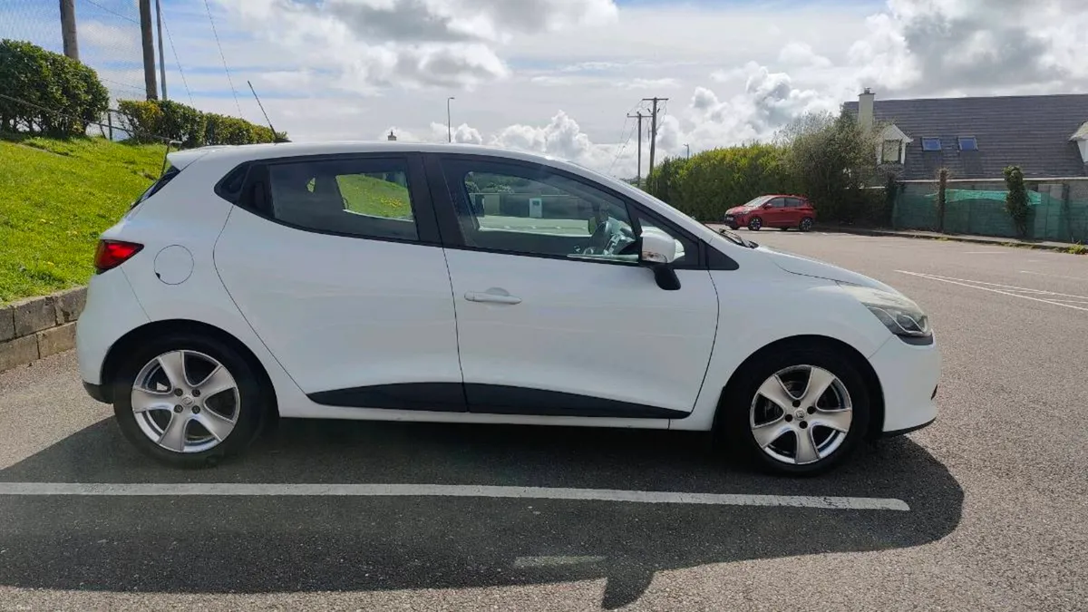 2015 Renault Clio IV 1.2 Petrol Ideal Starter Car - Image 2