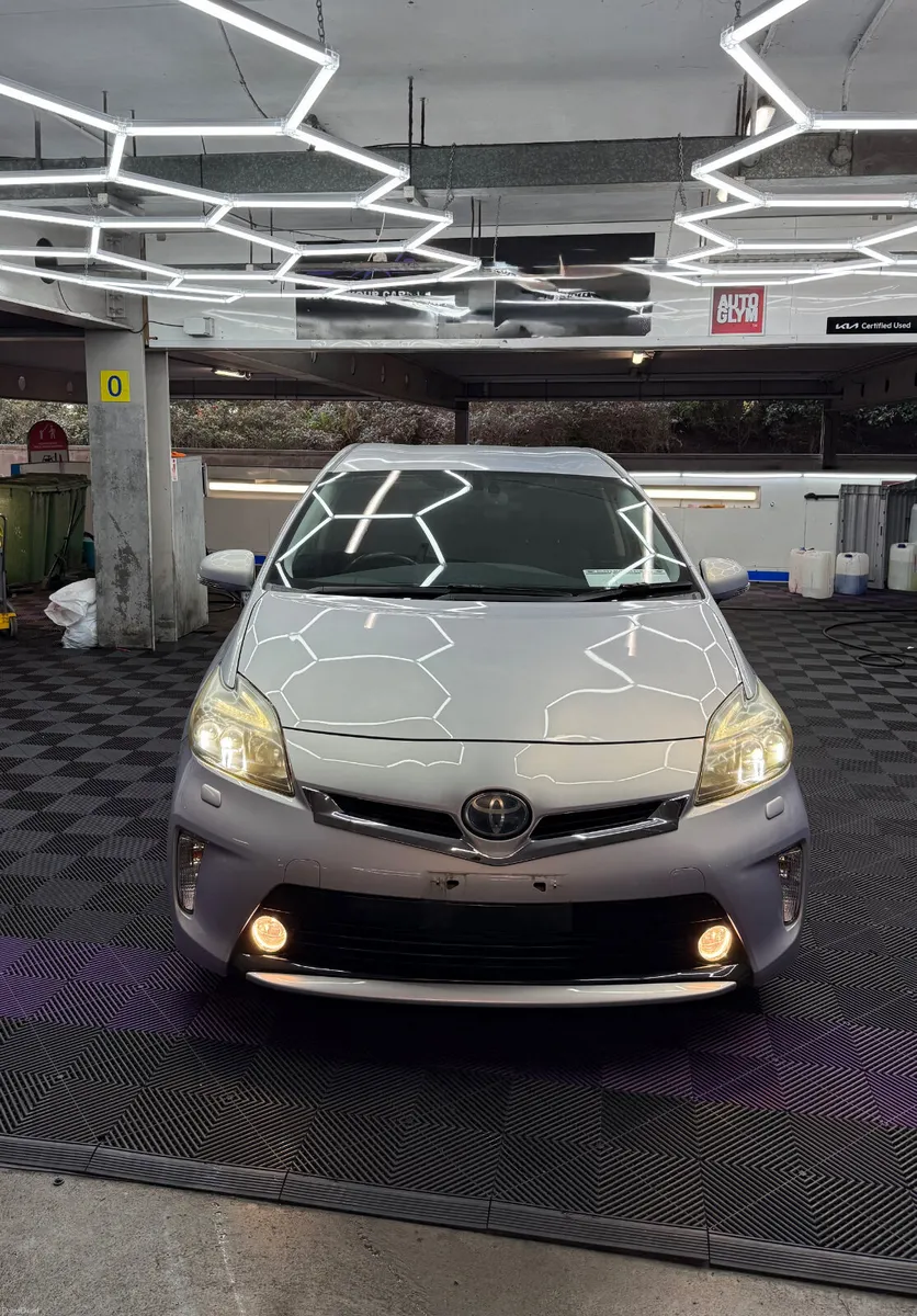 13 Toyota Prius 1.8 Hybrid - VERY HIGH SPEC - Image 3